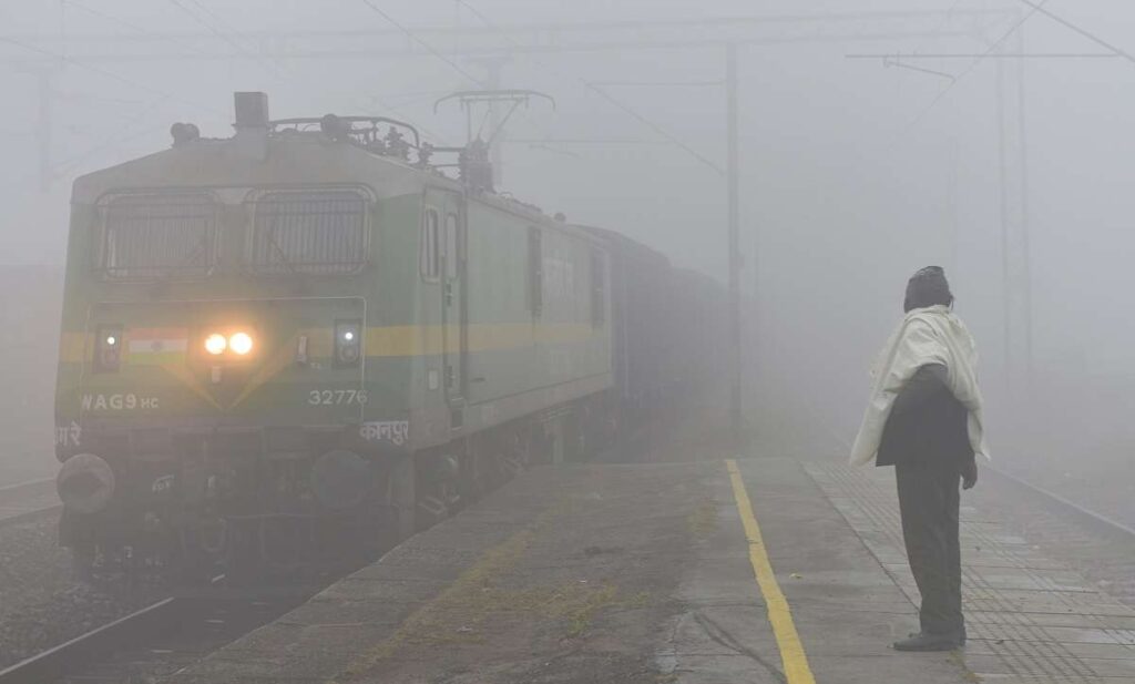 delhiites wake up to hazy morning as dense fog covers national capital